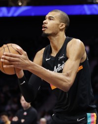 v站-手感滚烫！文班上半场飚中5记三分 多于独行侠全队4记三分